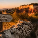 Circuit luberon tourisme : villages perchés et ocres, muret et panneau