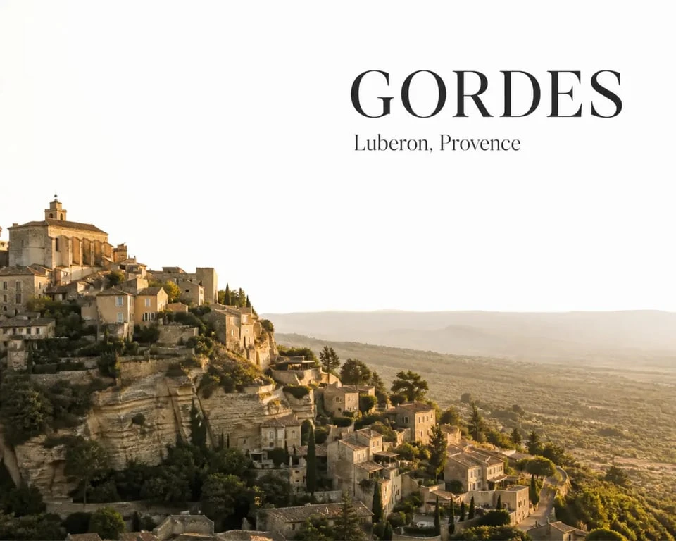 Panorama de Gordes plus beaux villages du monde depuis la route au coucher du soleil
