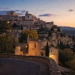 Gordes, plus beaux villages du monde : ruelles en calade et pierres sèches au Luberon