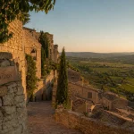 Luberon villages : vue des maisons en pierre de Gordes, ruelles et vignes