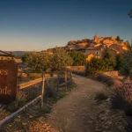 Quand visiter le Luberon : champs de lavande et ocres de Roussillon au coucher du soleil