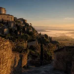 Quel village visiter dans le Luberon : Gordes, maisons en pierre ocre