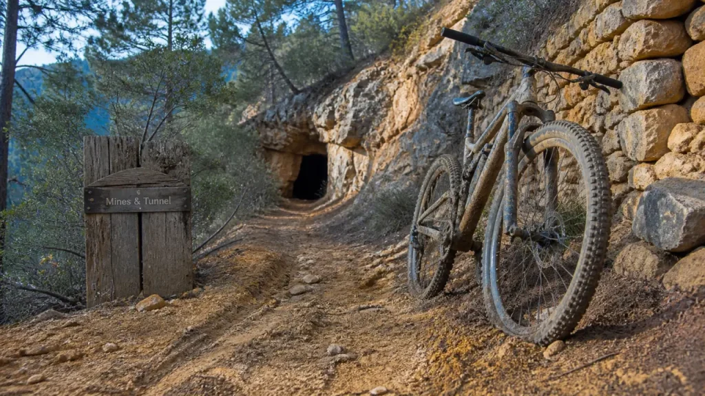 Randonnée VTT Luberon : VTT près d’un tunnel et d’ocre