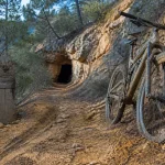 Randonnée VTT Luberon : VTT près d’un tunnel et d’ocre