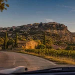 Villages perchés luberon : route sinueuse et villages sur crête, coucher du soleil