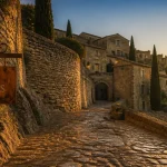 Best villages in the luberon : Gordes, ruelles de pierre au coucher du soleil
