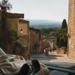 Circuit villages du Luberon : ruelles de pierre sèche à Gordes, au petit matin