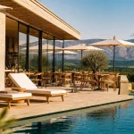 Hôtel Les Loges du Luberon : terrasse, piscine et panorama du Luberon