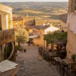 Les plus jolis villages du luberon : Gordes en ocre au coucher du soleil