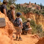 Que faire dans le Luberon avec des enfants : famille au sentier des ocres à Roussillon