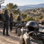 Randonnée quad luberon : casque et gants sur un quad, murets et villages perchés
