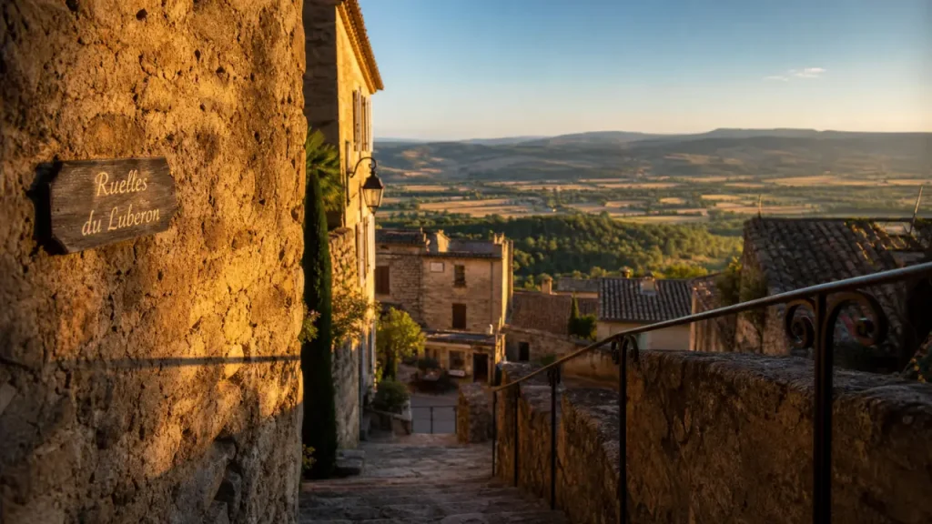 Top 10 villages du Luberon : ruelles ocre et calcaire au coucher du soleil