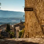 Villages du luberon vaucluse, ruelle en pierres blondes et vue vallée