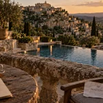Hotel gordes luberon : vue sur Gordes depuis une terrasse et piscine chauffée